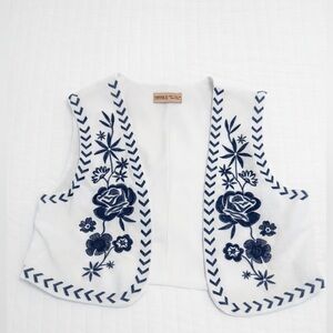 Forever 21. White Embroidered Floral Vest with Navy Blue Detail. Size Medium
